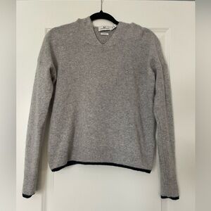 Vineyard Vines 100% Cashmere Gray Hooded Sweater with navy hem detail size XXS
